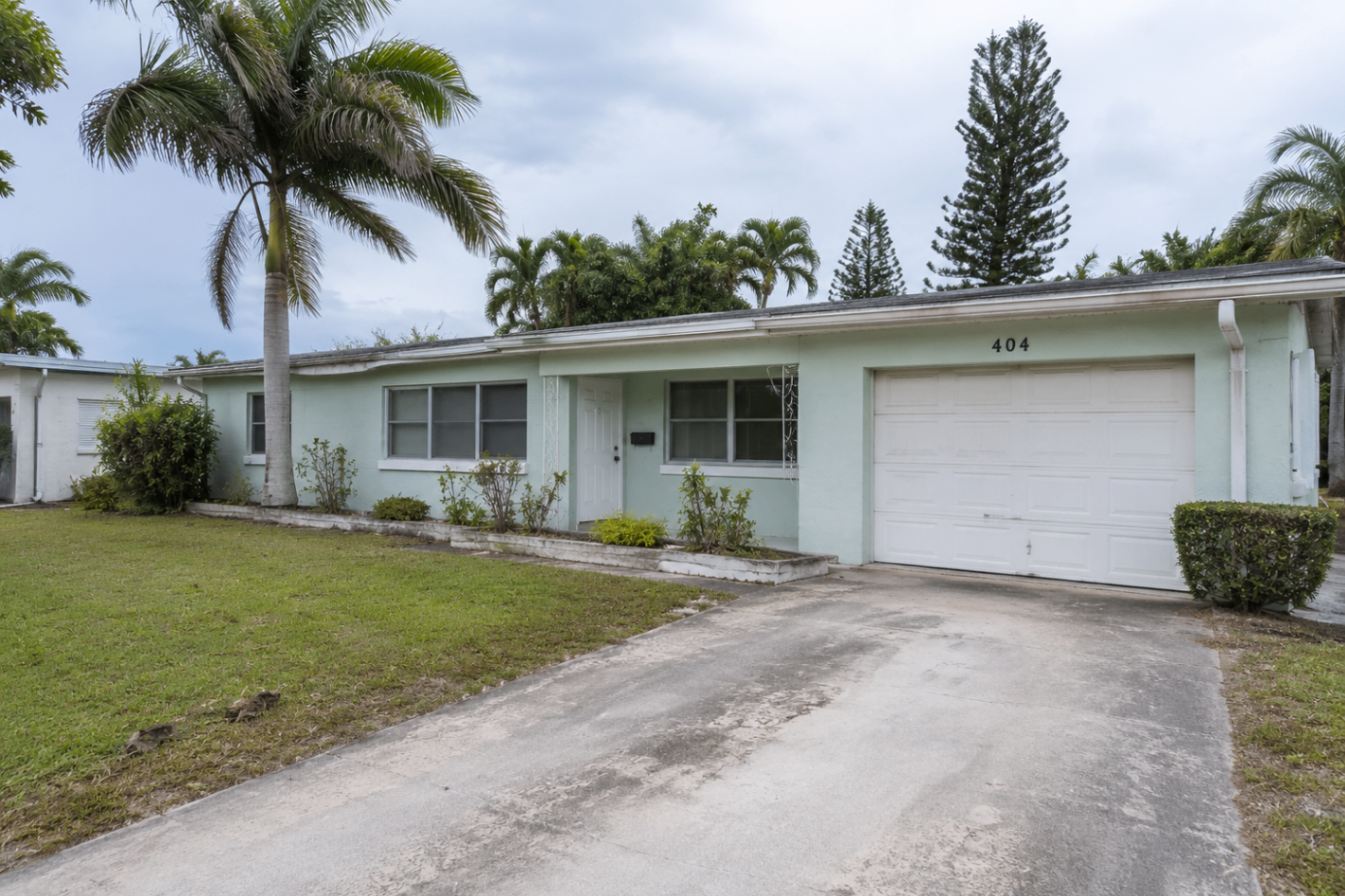 Modern Exterior Refresh before renovation